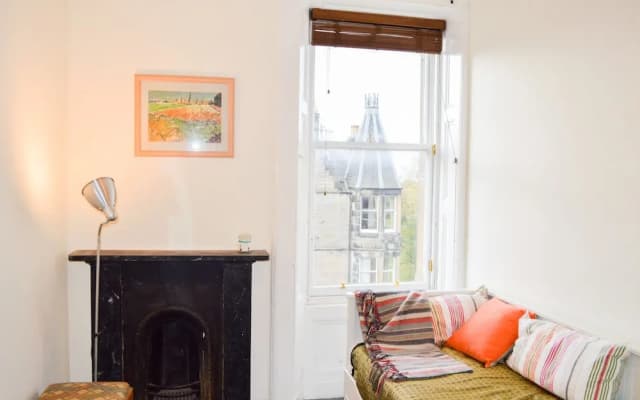 2 Bedroom Apartment in Edinburgh With Views - photo 2