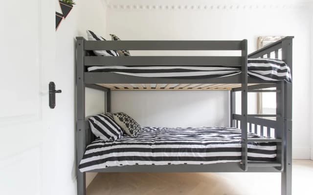 London Apartment- 4 Bedrooms-garden and Parking - photo 4