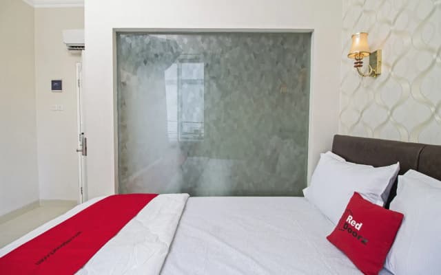 RedDoorz Plus @ Cideng Barat - photo 4
