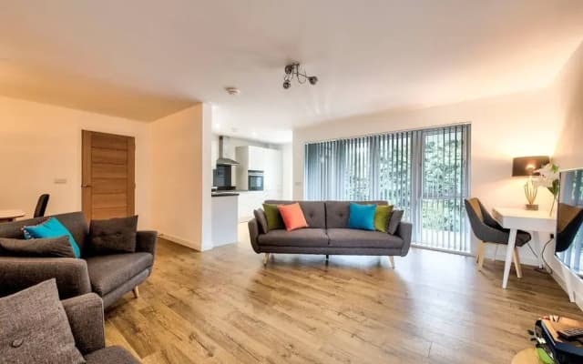 Stylish 2 Bed Apartment, With Easy Access To The City Centre - photo 2