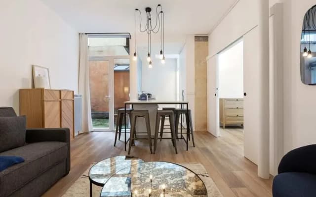 Chic & Contemporary Apartment With Two Bedroom - photo 3