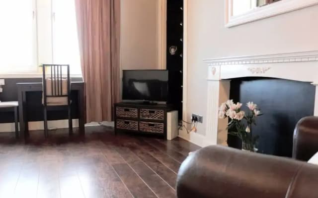 2 Bedroom Central Apartment - photo 3