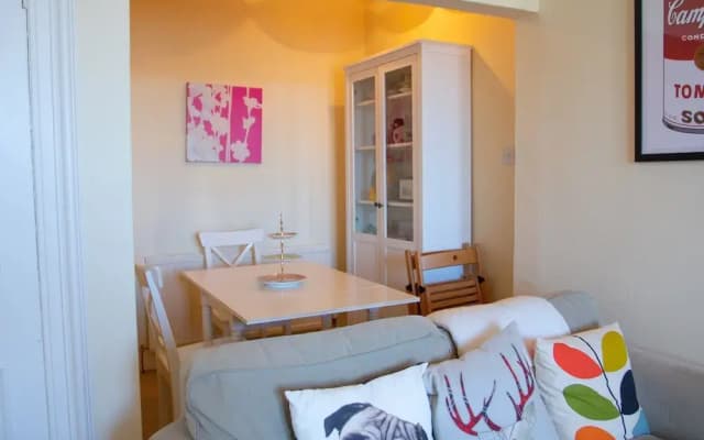 Charming 1 Bedroom Apartment - photo 3