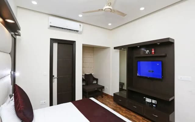 OYO 14389 Diplomat Suites - photo 2