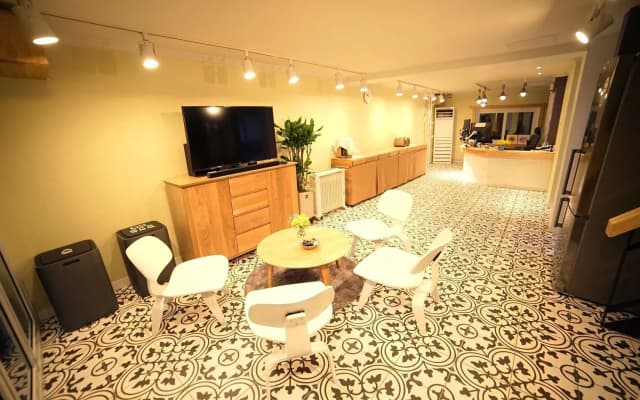 Yolo Guesthouse - Hostel - photo 4