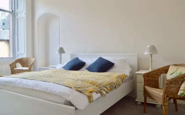 Spacious 3 Bedroom West End Flat - photo 2
