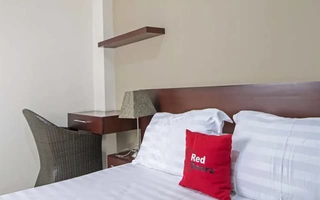 RedDoorz Plus Near Ambassador Mall - photo 3