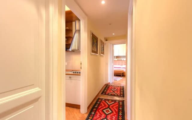 Spanish Steps Hills Apartment - photo 2