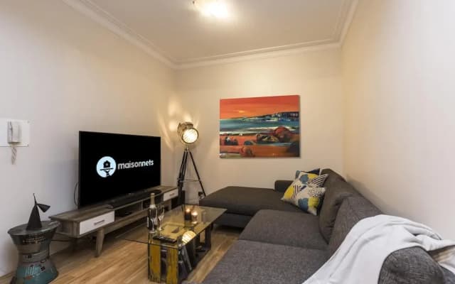 Queen Bed With Private Bathroom In Redfern Apt - photo 3