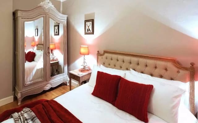 1 Bedroom Flat With Castle View - photo 4