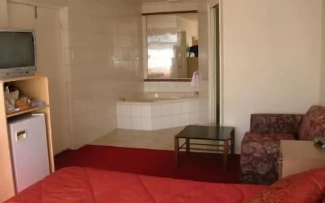 The Peninsula Motor Inn - photo 4