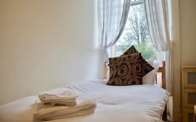 3 Bedroom Flat In Morningside - photo 4