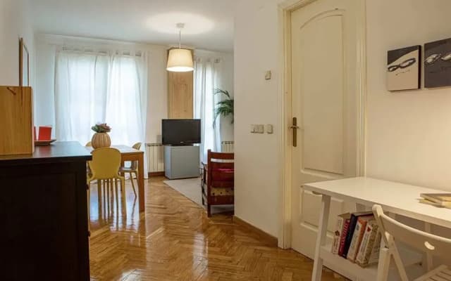 Cute 1 Bed Flat w Balcony, 2 min to Metro - photo 5