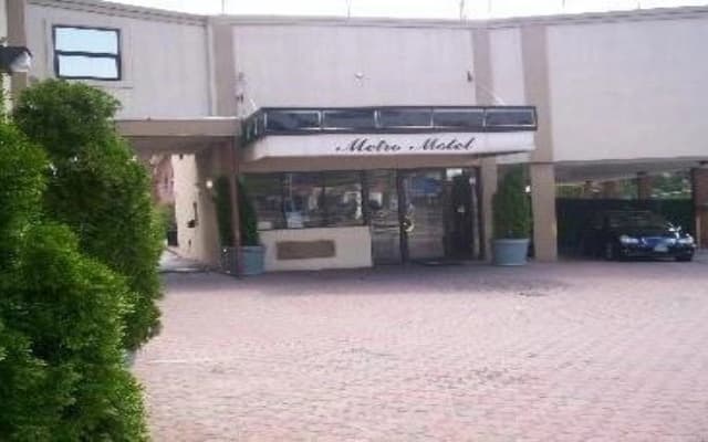 Metro Motel - photo 2