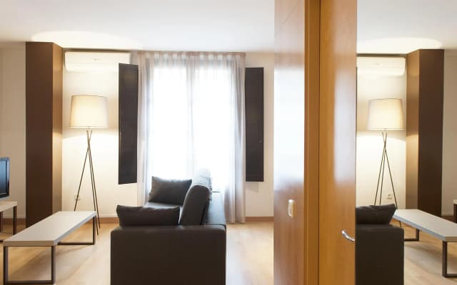 Aspasios Plaza Real Apartments - photo 4