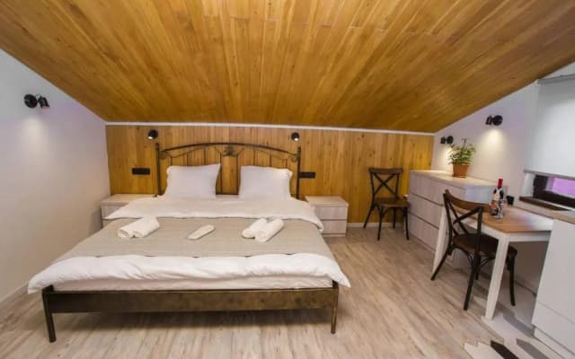 Studio in Old Tbilisi wwooden ceiling - photo 4