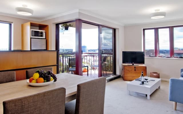 Expansive Views From Sydney 1 Bedroom Apartment - photo 2