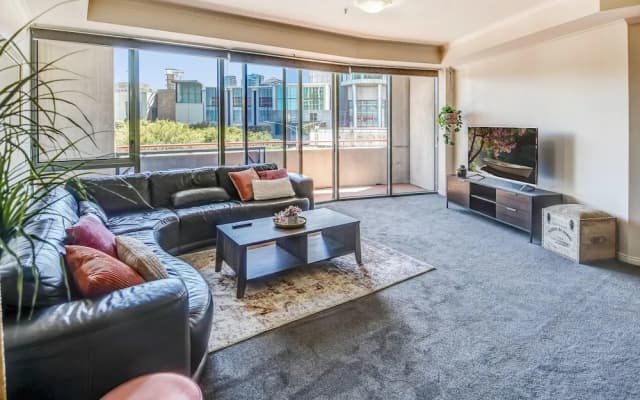 Southbank Tower Apartments - photo 4