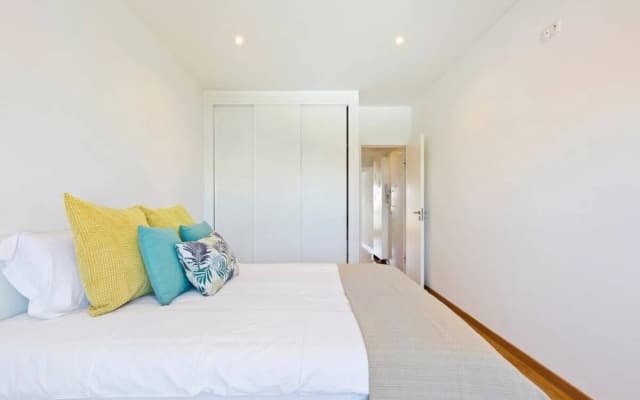 Spacious 1 Bed Apt w/Balcony, Sleeps 3 - photo 5