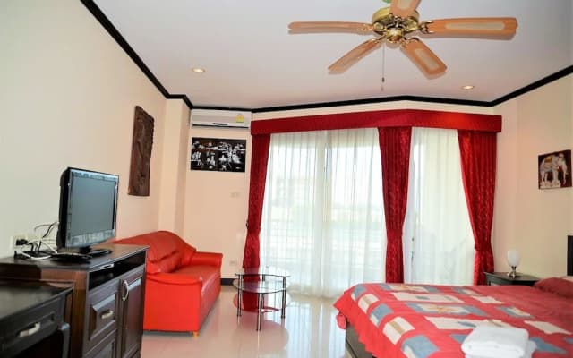 Plaza Residence Jomtien Beach - Large Studio Condo - photo 2