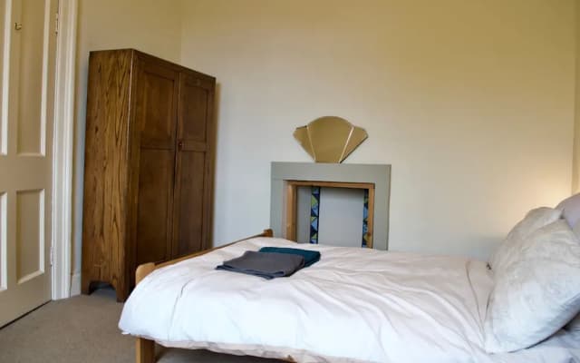 Central 3 Bedroom Flat - photo 4