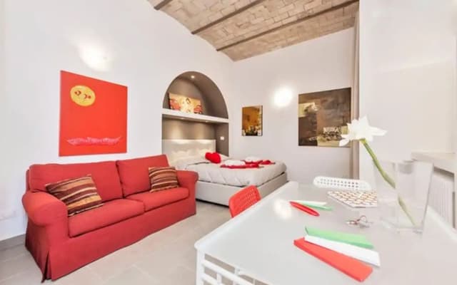 Yellow and Reds Apartments - photo 3