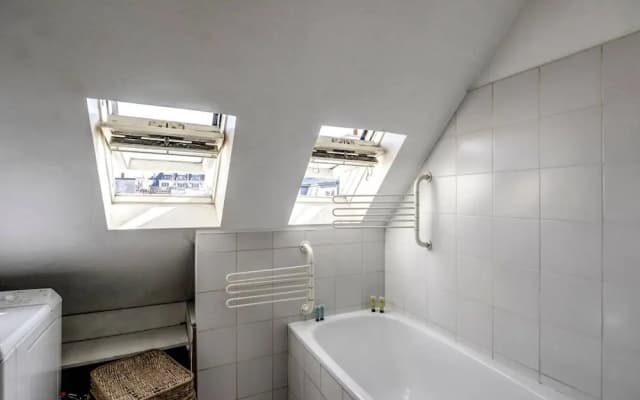 Rustic 3-bdr Family Apartment in Canal St. Martin - photo 3