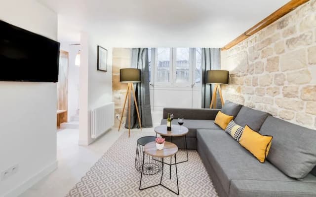 Spacious and Charming Flat on île de la Cité - photo 2