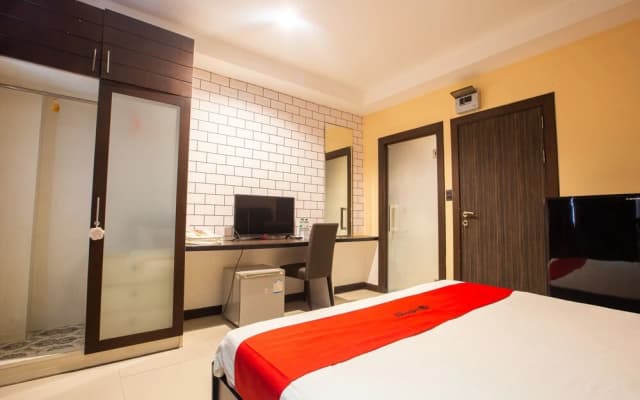 RedDoorz The Readers Cafe and Rooms - photo 2