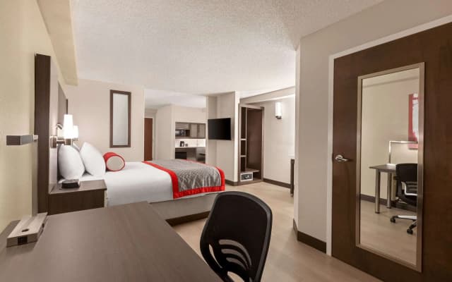 Ramada by Wyndham Suites Orlando Airport - photo 4