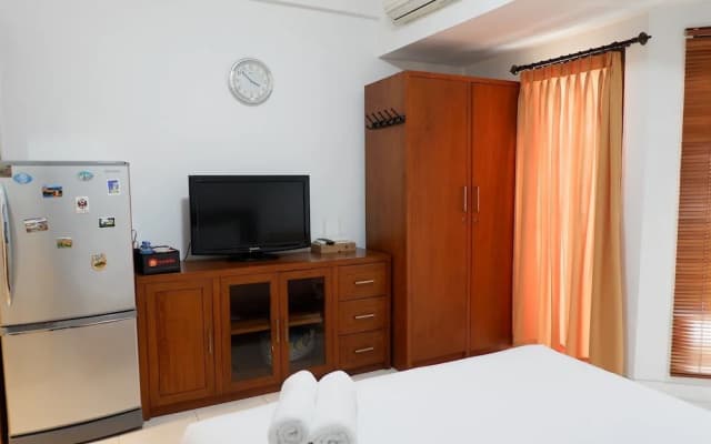 Pool View Studio Apartment Tamansari Sudirman - photo 3