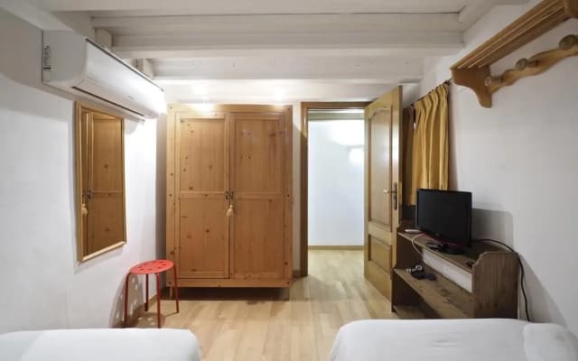 Suites4days Les Corts House - photo 4