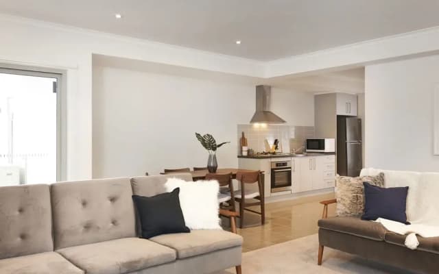 Sleek and Spacious Flat - photo 2