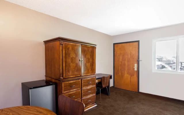 Super 8 by Wyndham Canoga Park - photo 5