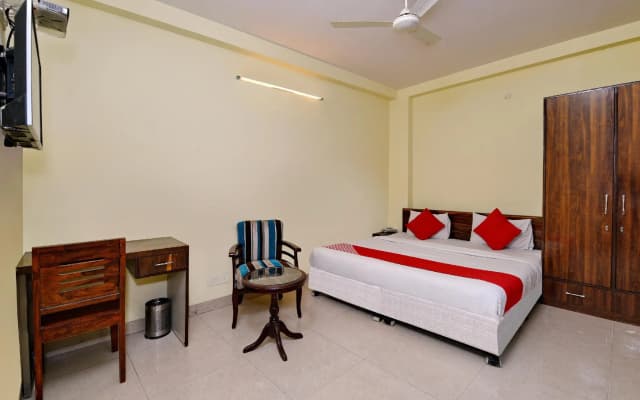 OYO 4930 Stay EM Residency - photo 3