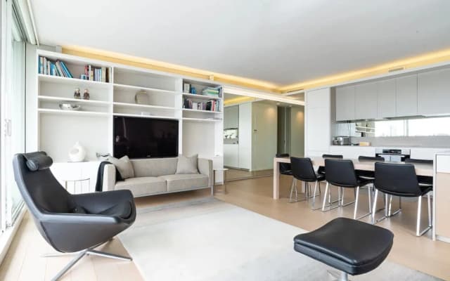 2 Bedroom Apartment with Bay View - photo 2