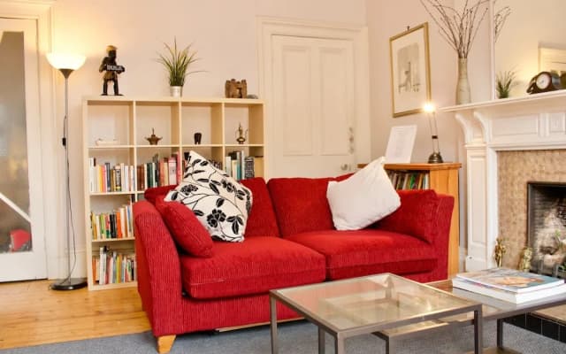 2 Bedroom Flat In Morningside - photo 2