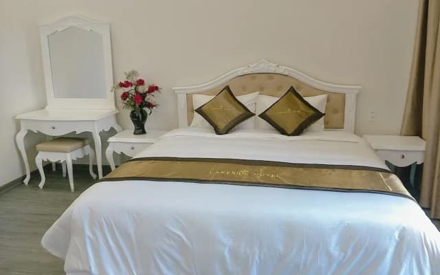 Lakeside Hotel - photo 3