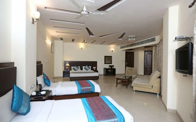 Alpine Tree Hotel - photo 3