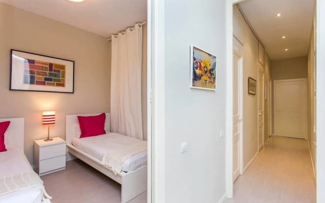 Trendy 3 Bedroom Flat in Central Area - photo 2