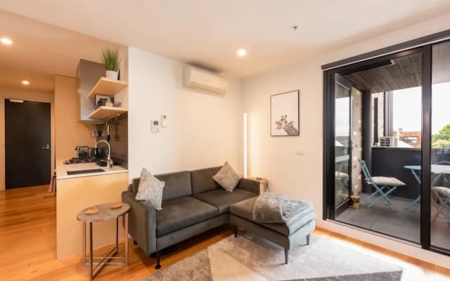 Modern 1 Bedroom Apartment in Brunswick East Near CBD - photo 5