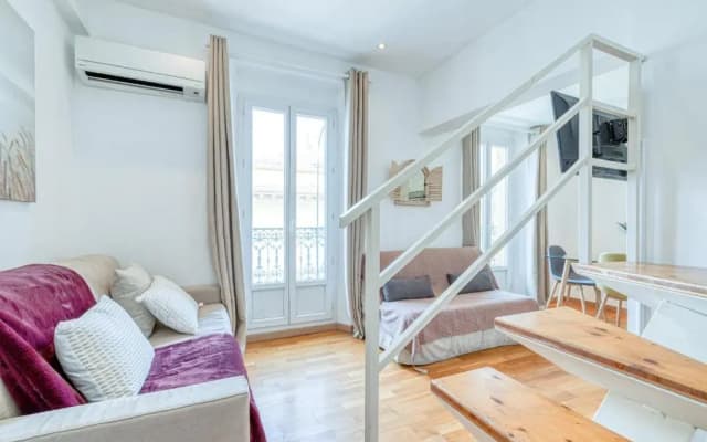 Massena Street - 1 Bdr Duplex with AC & Parking - photo 3