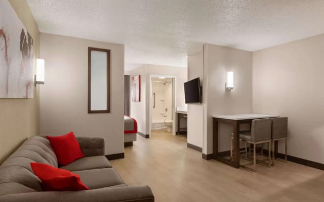 Ramada by Wyndham Suites Orlando Airport - photo 5