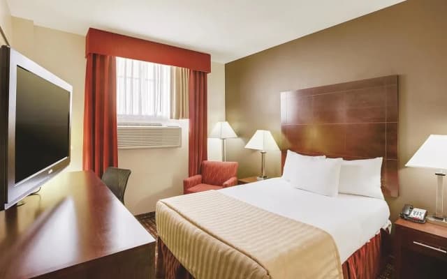 La Quinta Inn & Suites JFK Airport - photo 5