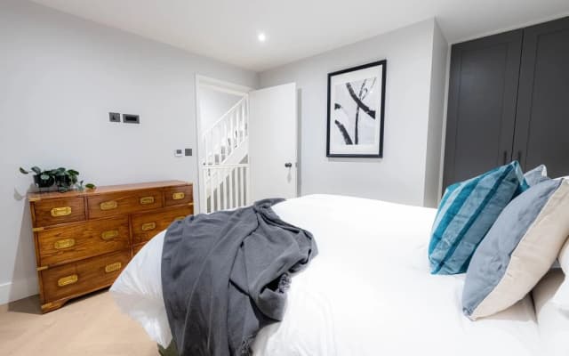 Three Bed Apts near Spitalfields Mkt - photo 3