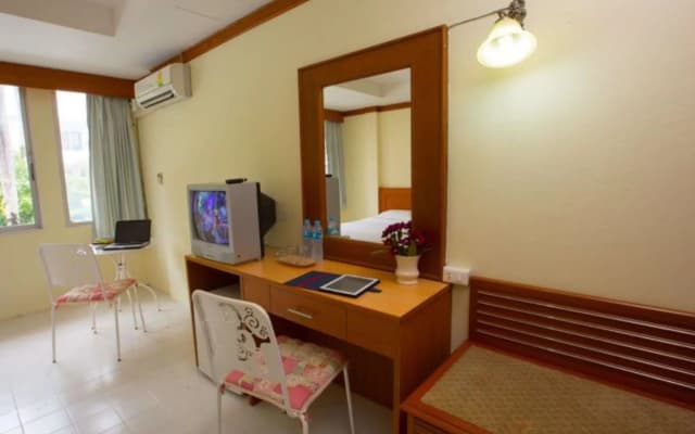 OYO 320 Regent 2002 Guest House - photo 4