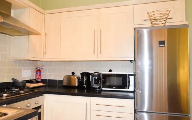 Colourful 1 Bedroom Apartment Near Edinburgh Centre - photo 5
