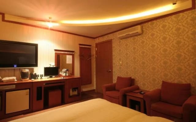 Utopia Hotel - photo 2