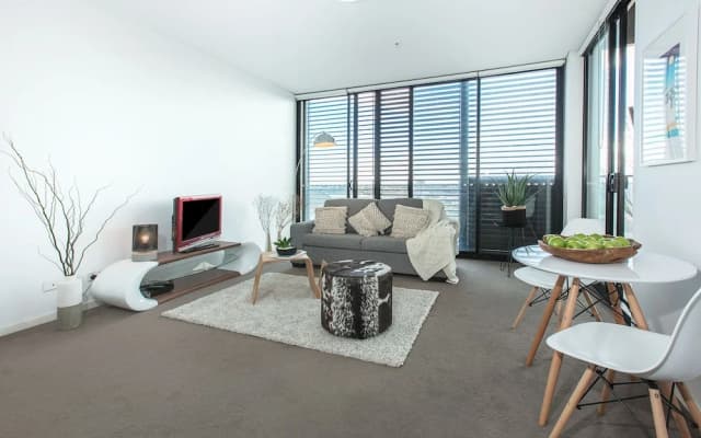 Redfern One Bedroom Apartment with Views - photo 2