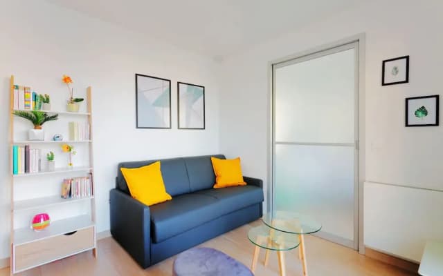Eiffel Tower View Private Apartment - photo 3
